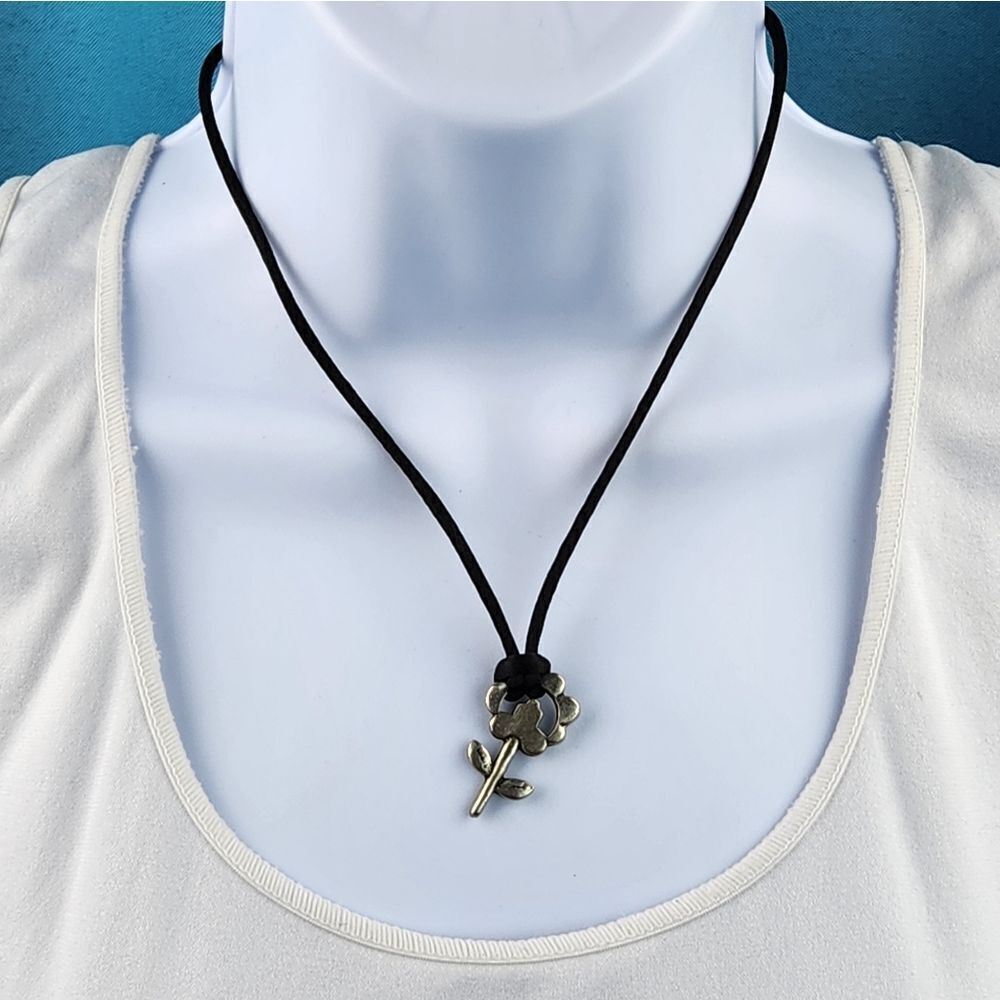 💜PartyLite Pewter Flower Pendant Necklace